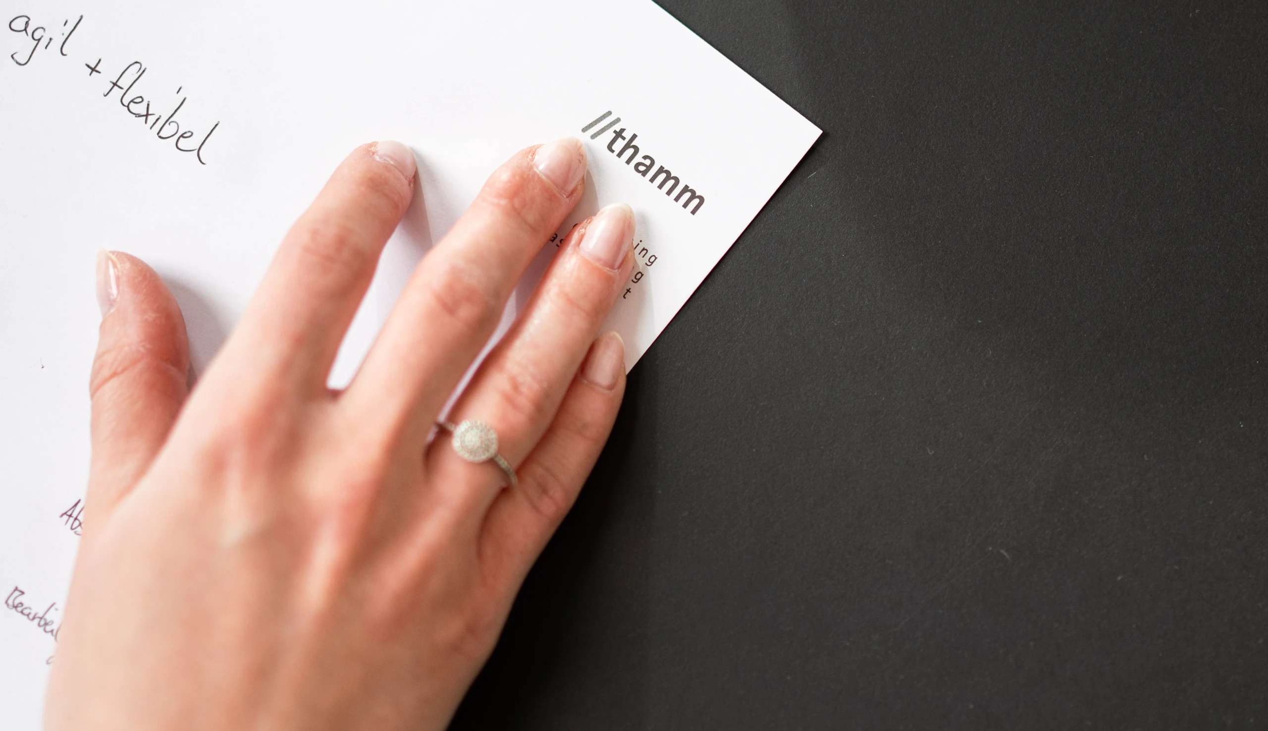 Eine Hand auf einem Blatt Papier, mit dem Logo von //thamm, der Unternehmensberatung. Symbolisiert die Datenschutzerklärung.